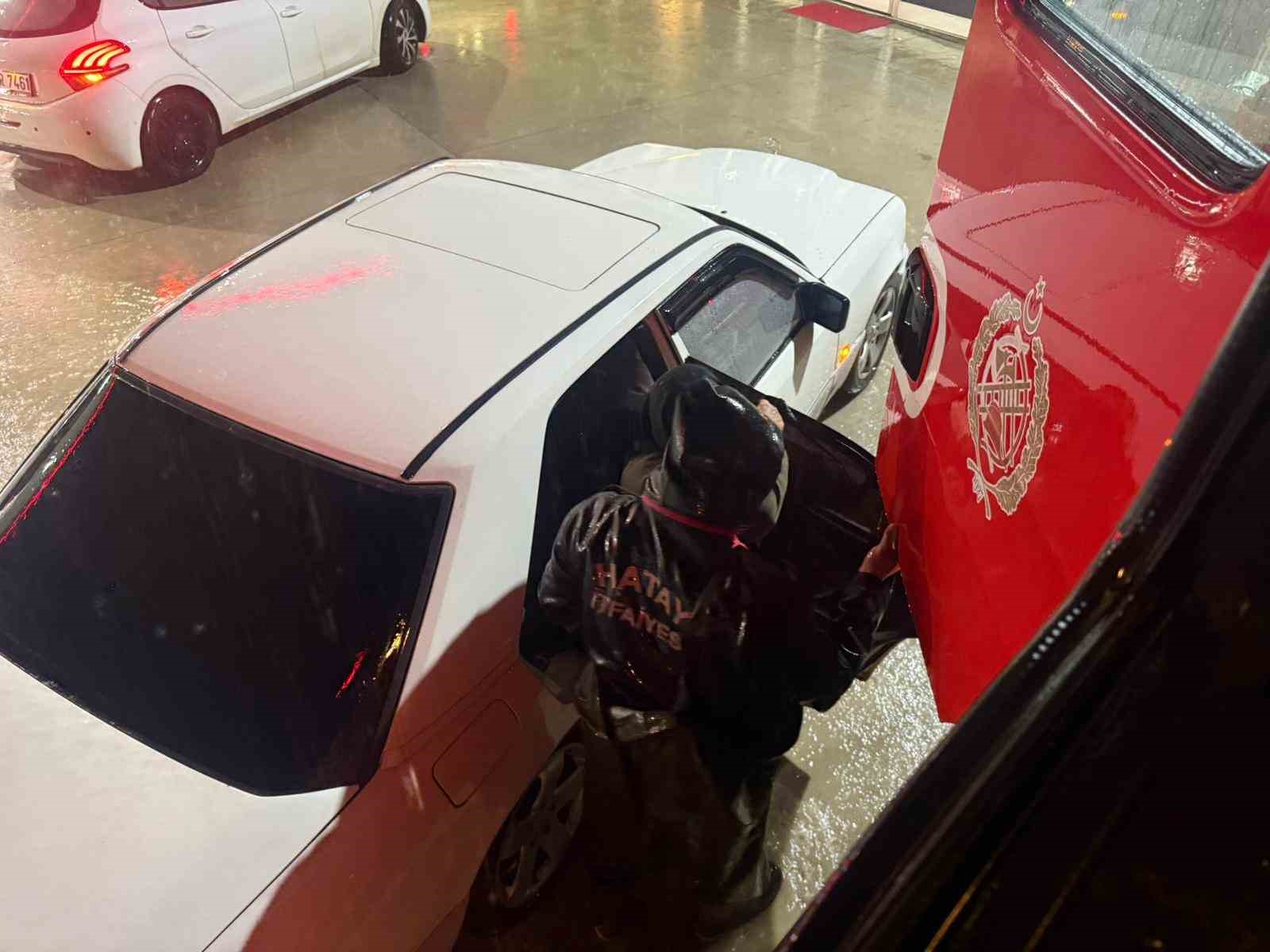 Şiddetli yağış sele döndü, araçlarında mahsur kalan vatandaşları itfaiye kurtardı
