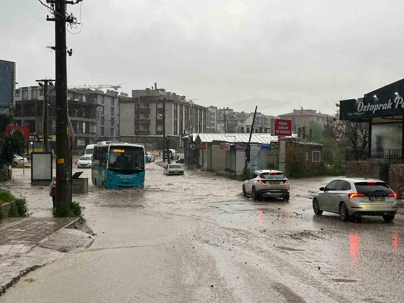 Şiddetli yağış sele neden oldu, göle dönen yollarda araçlar mahsur kaldı

