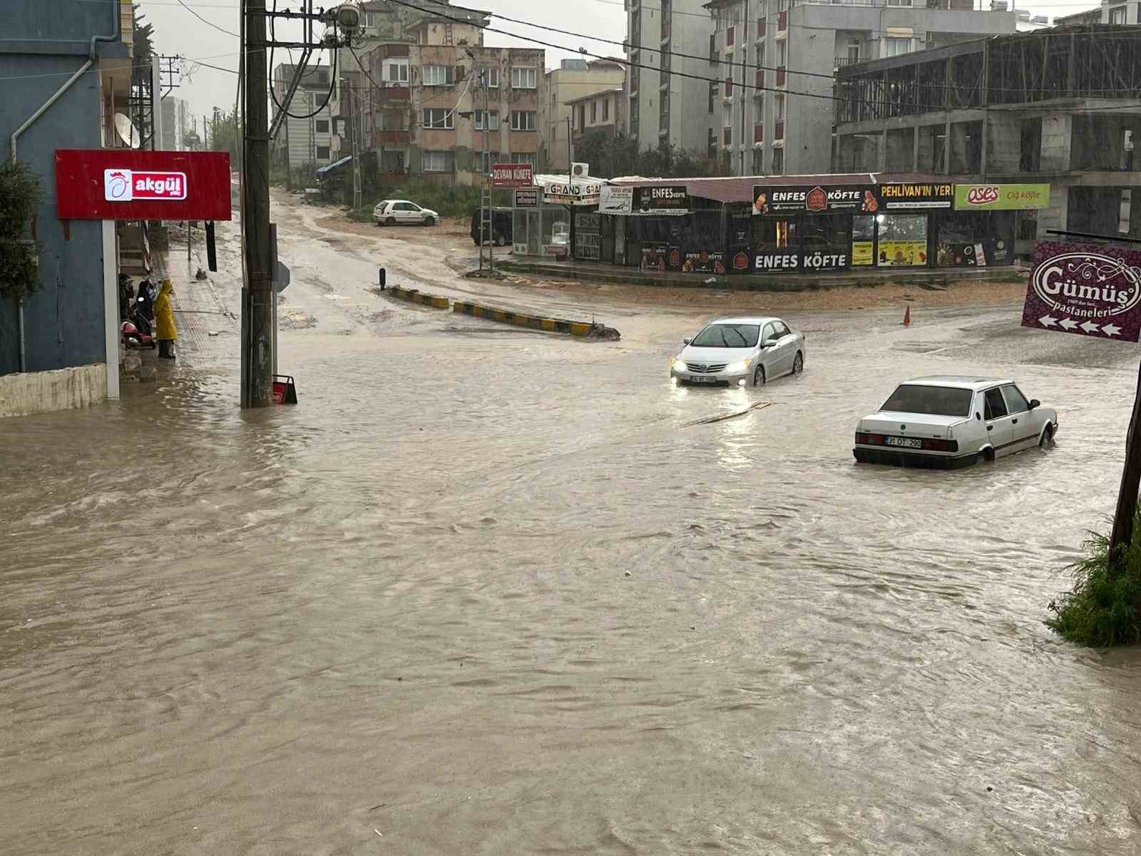 Şiddetli yağış sele neden oldu, göle dönen yollarda araçlar mahsur kaldı
