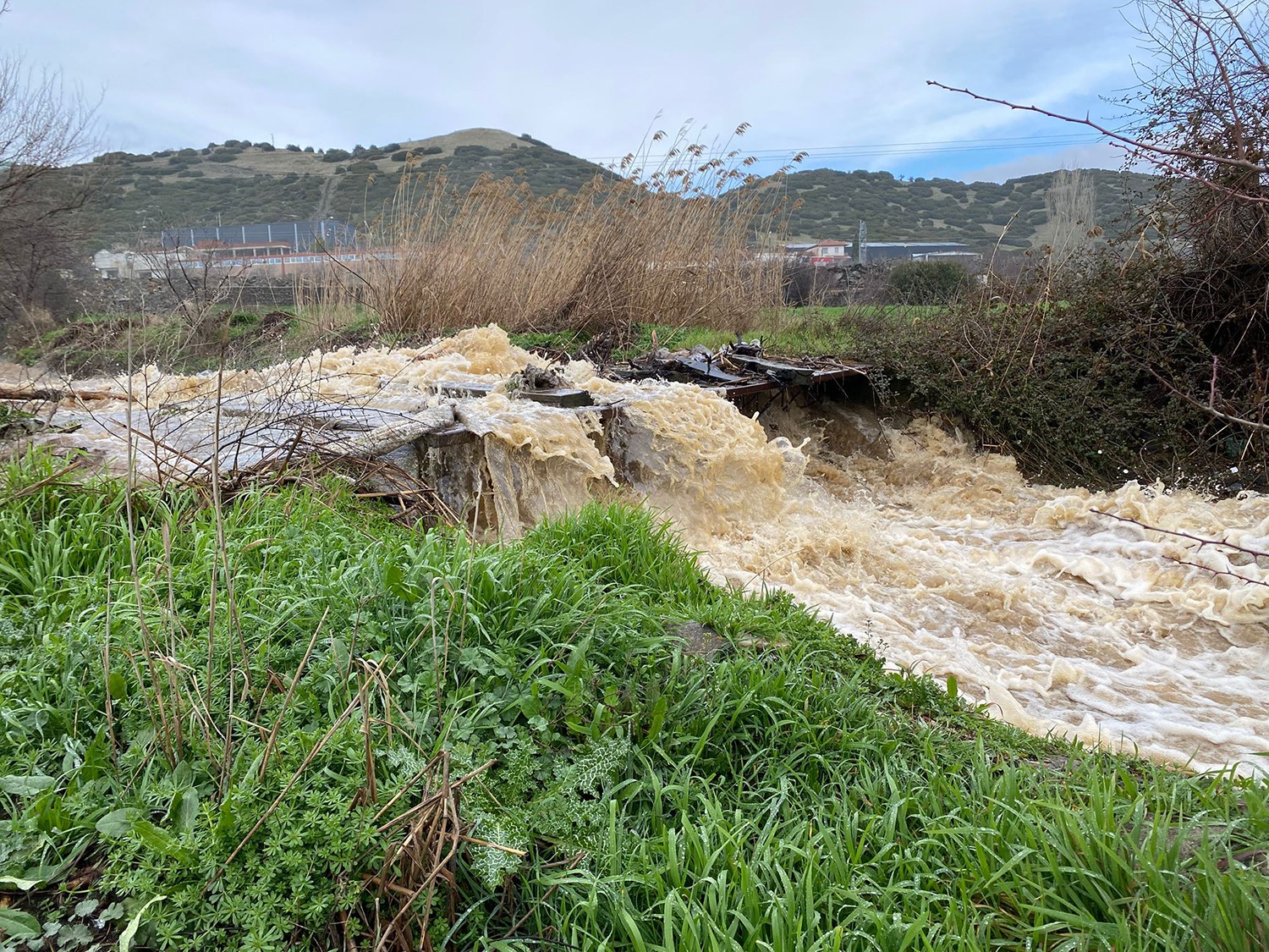 Şiddetli yağışlar Kula’da taşkınlara yol açtı
