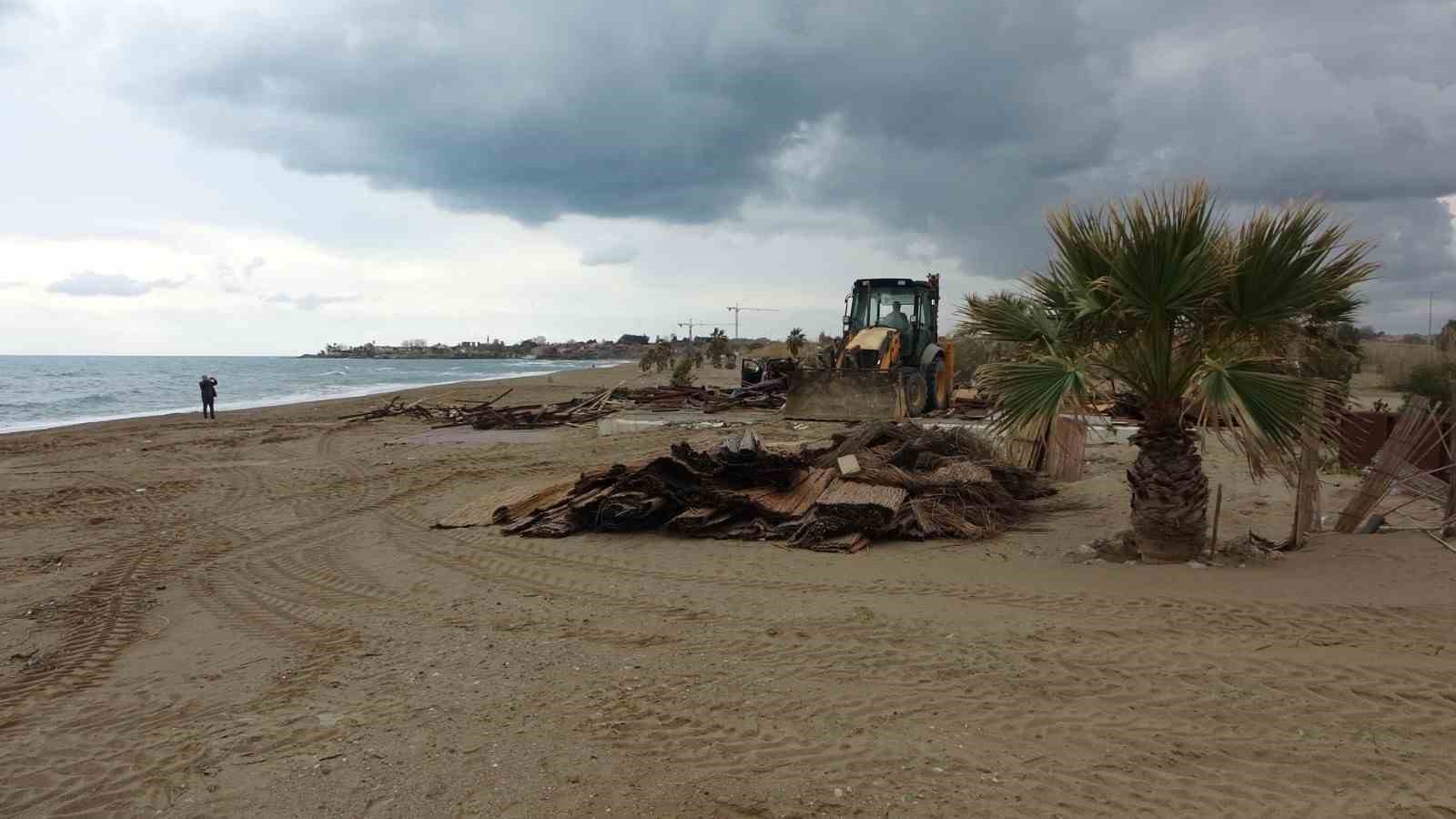 Side büyük plajda günübirlik 15 işletme yıkıldı
