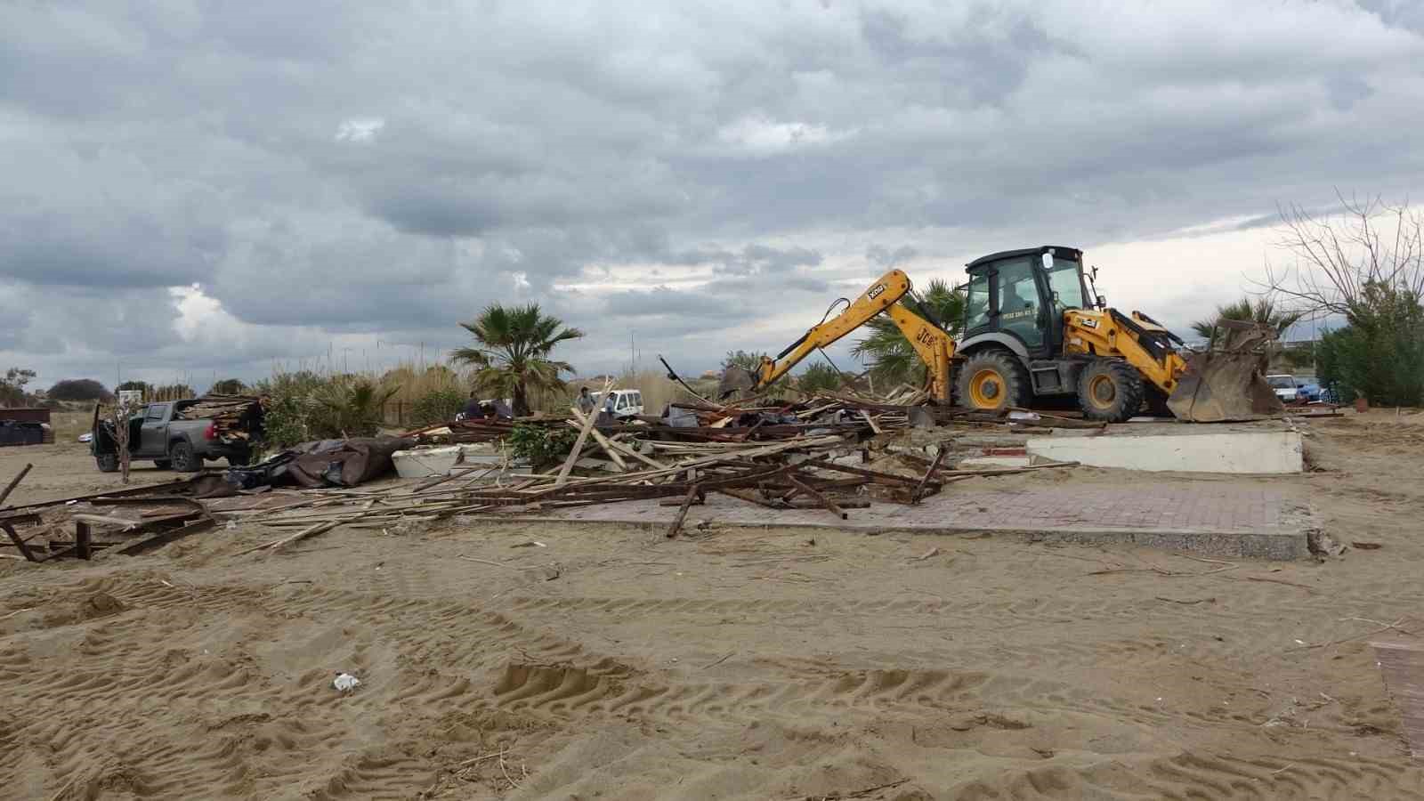 Side büyük plajda günübirlik 15 işletme yıkıldı
