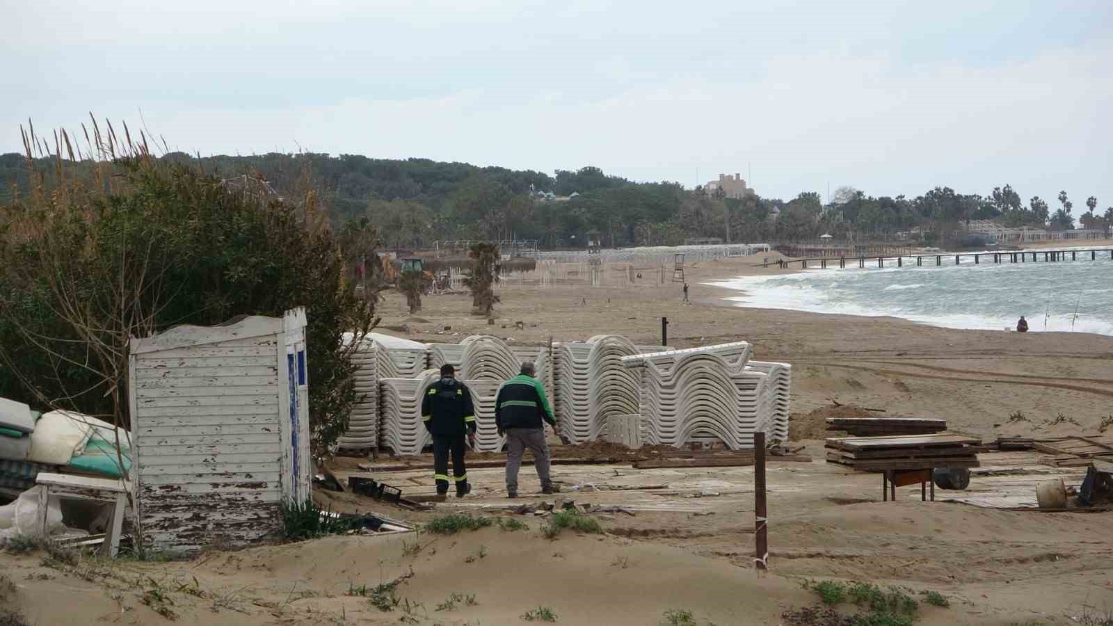 Side büyük plajda günübirlik 15 işletme yıkıldı
