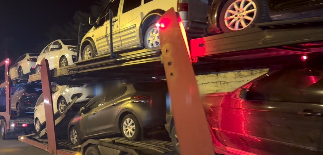 Sıfır araçların taban kısmında un çuvallarına zulalanmış şekilde uyuşturucu ele geçirildi
