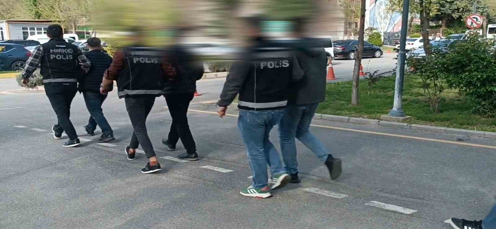 Sıfır araçların taban kısmında un çuvallarına zulalanmış şekilde uyuşturucu ele geçirildi
