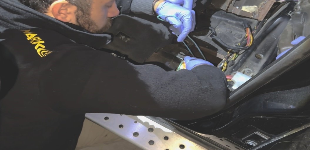 Sıfır araçların taban kısmında un çuvallarına zulalanmış şekilde uyuşturucu ele geçirildi
