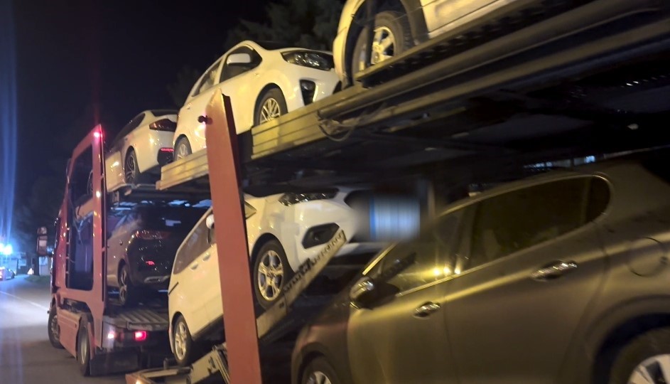 Sıfır araçların taban kısmında un çuvallarına zulalanmış şekilde uyuşturucu ele geçirildi
