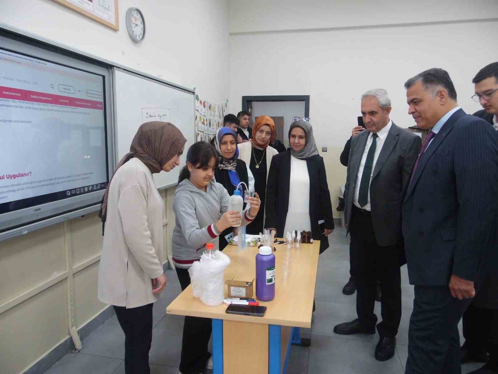 Sıfır atık etkinliğinde sergi, atölye ve fidan dikimi gerçekleştirildi
Sıfır atık etkinliğinde sergi, atölye ve fidan dikimi gerçekleştirildi