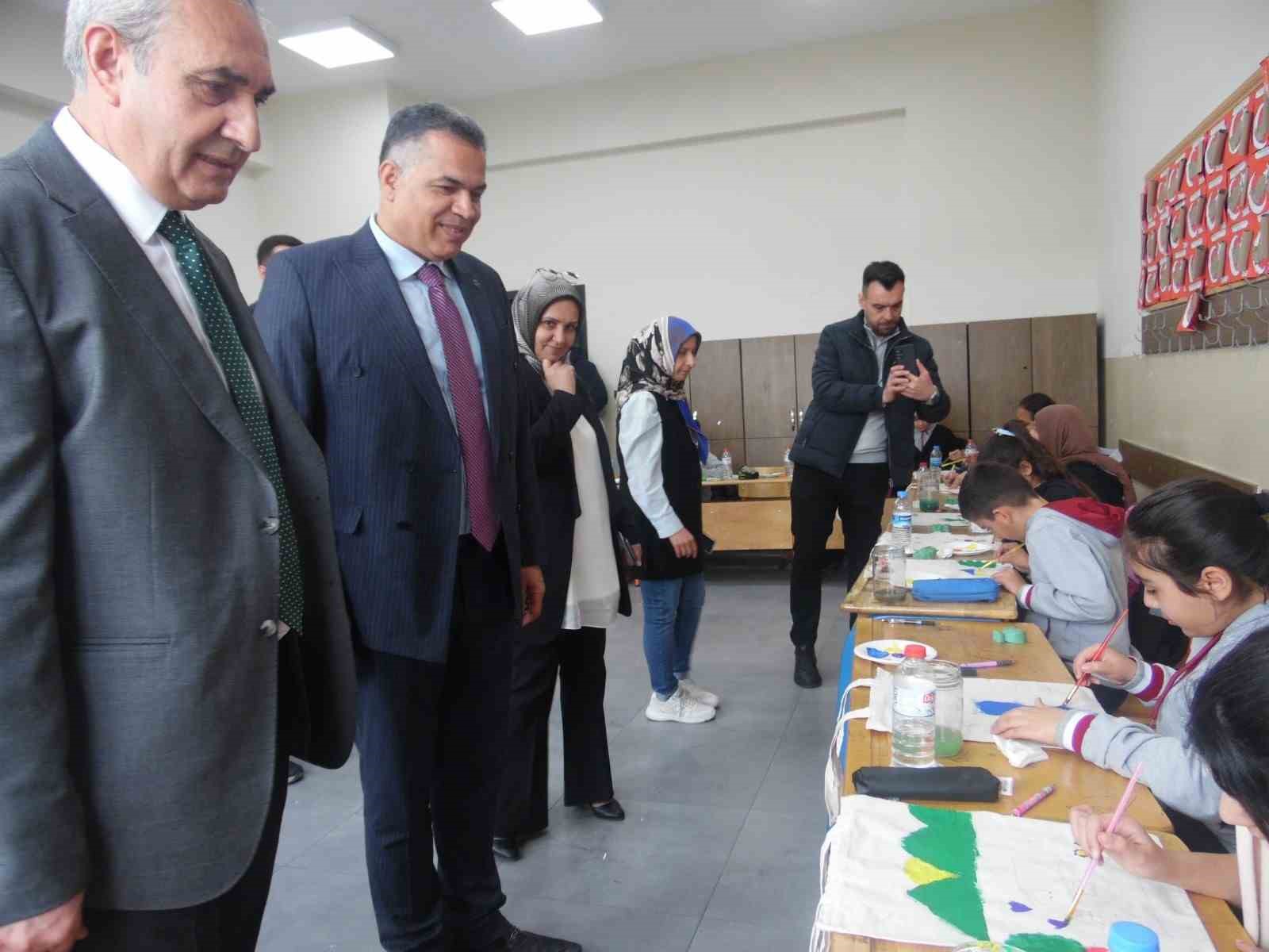 Sıfır atık etkinliğinde sergi, atölye ve fidan dikimi gerçekleştirildi
Sıfır atık etkinliğinde sergi, atölye ve fidan dikimi gerçekleştirildi