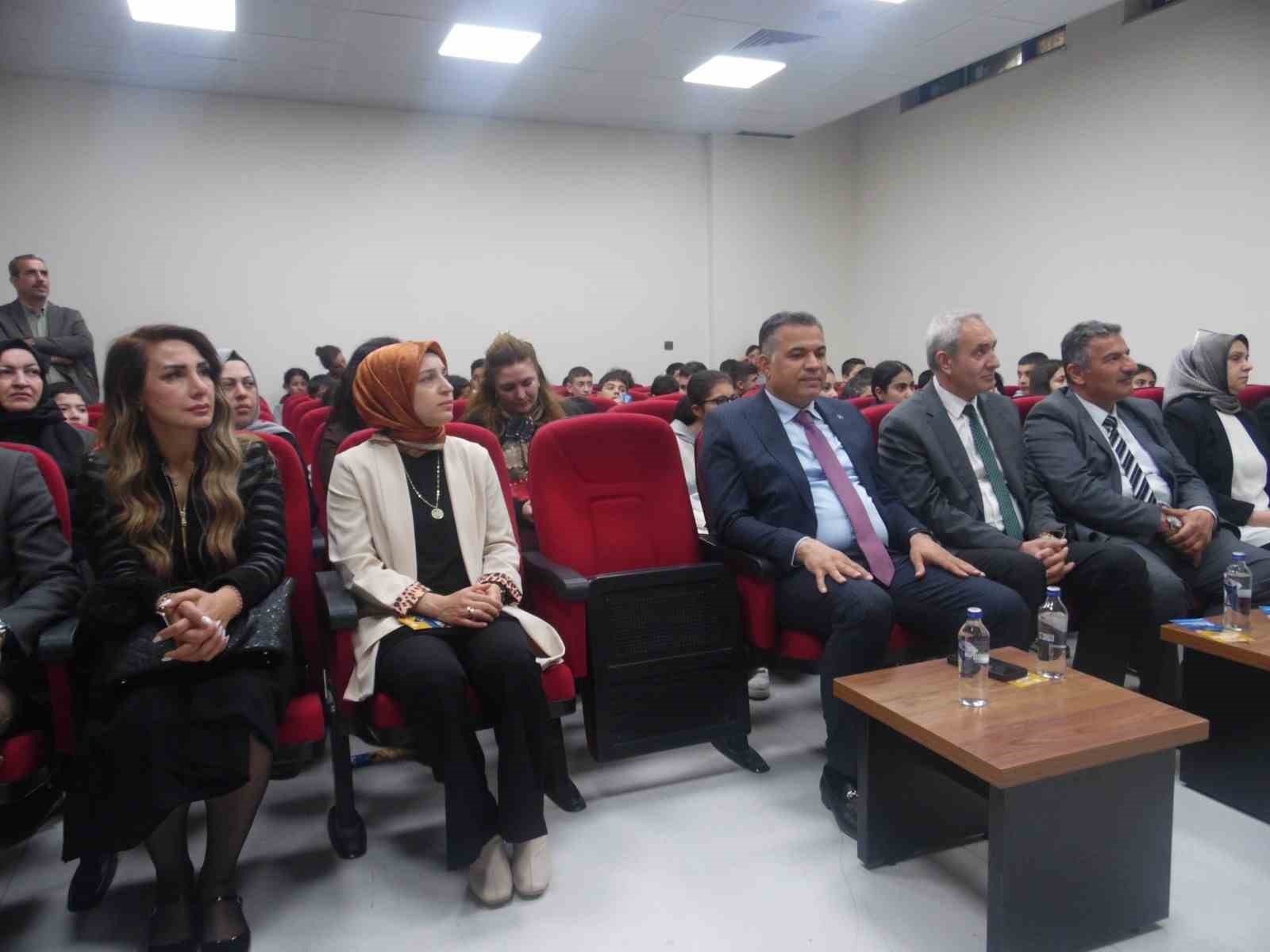 Sıfır atık etkinliğinde sergi, atölye ve fidan dikimi gerçekleştirildi
Sıfır atık etkinliğinde sergi, atölye ve fidan dikimi gerçekleştirildi