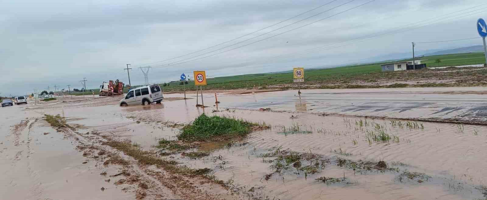 Siirt-Batman karayolunda taşkın nedeni ile ulaşım sağlanamıyor
