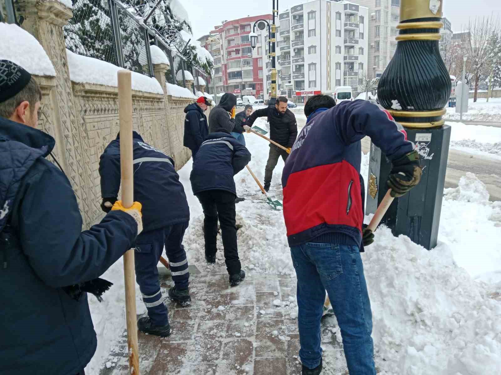 Siirt Belediyesinin karla mücadele çalışmaları aralıksız devam ediyor
