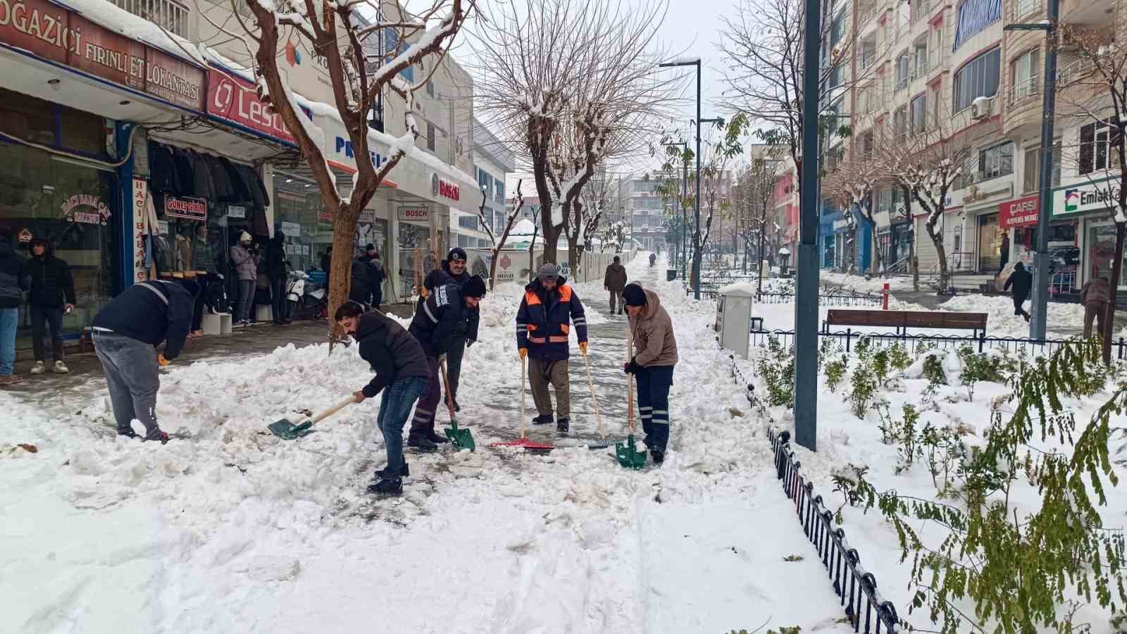 Siirt Belediyesinin karla mücadele çalışmaları aralıksız devam ediyor

