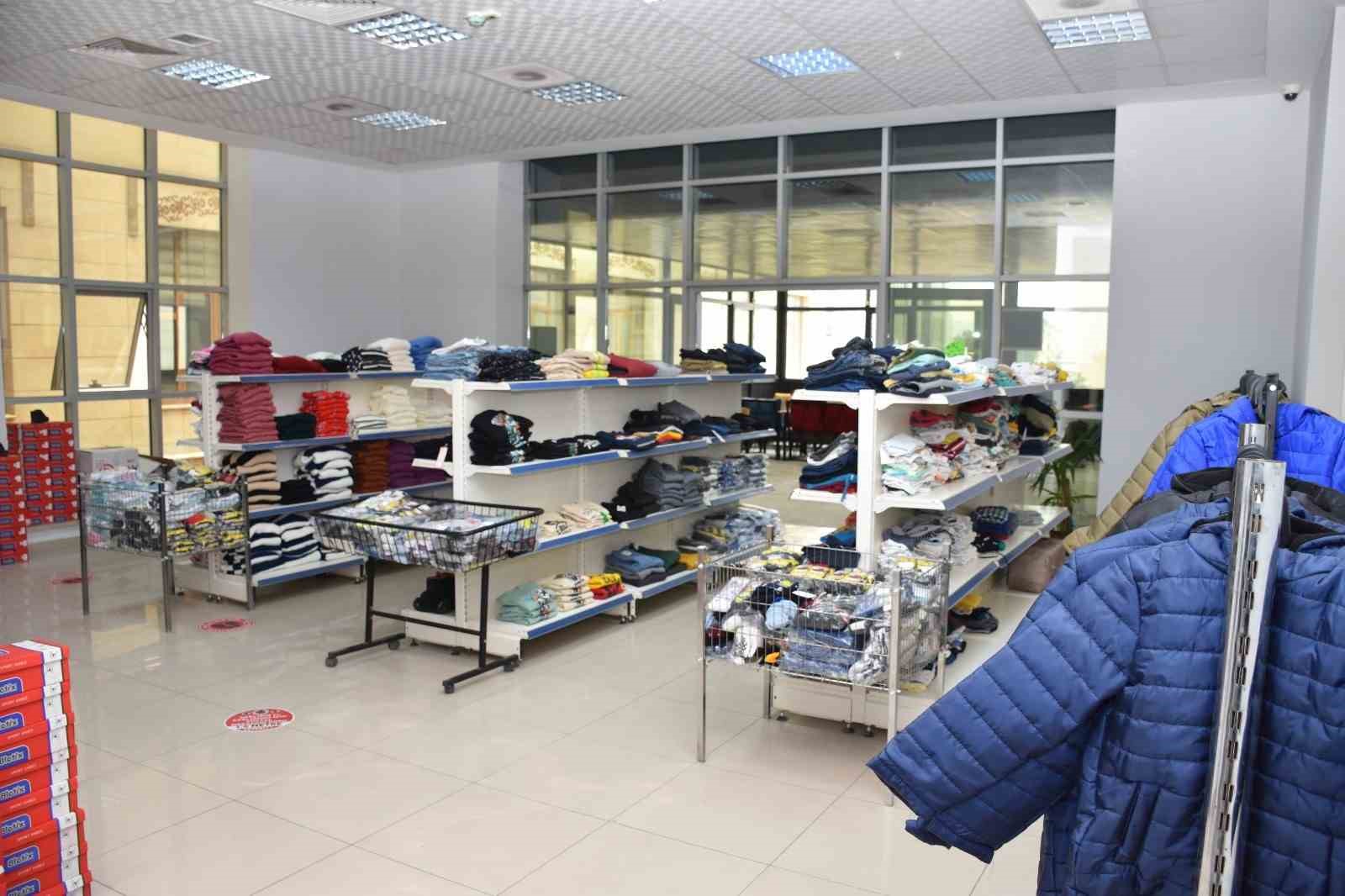 Siirt Emniyetinden 15 bin çocuğa ücretsiz giyim ve kırtasiye desteği
