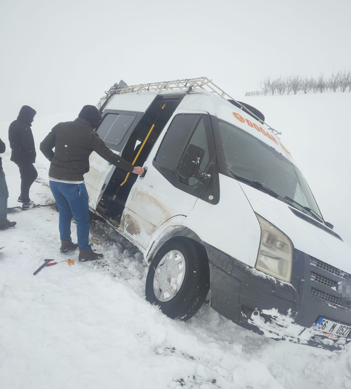 Siirt Özel İdare ekipleri hem yolları açıyor, hem de hastaları sağlık ekiplerine ulaştırıyor
