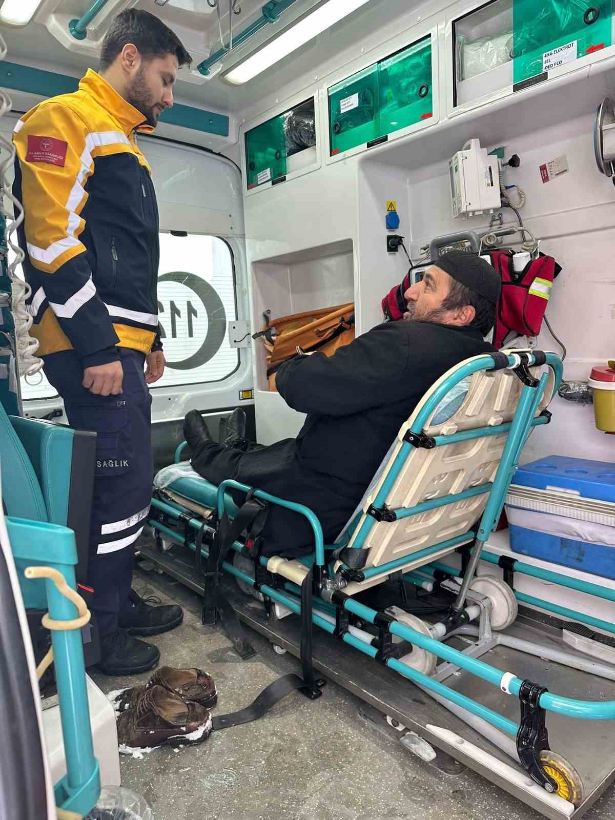 Siirt Özel İdare ekipleri hem yolları açıyor, hem de hastaları sağlık ekiplerine ulaştırıyor
