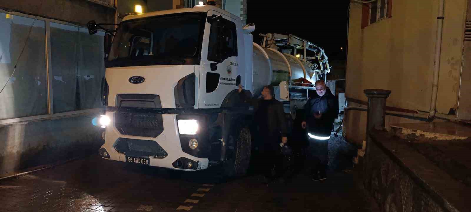 Siirt Valiliği: "Kurtalan’da sel ve taşkınlara 21 araç ve 59 personel ile müdahale edildi"
Siirt Valiliği: "Kurtalan’da sel ve taşkınlara 21 araç ve 59 personel ile müdahale edildi"