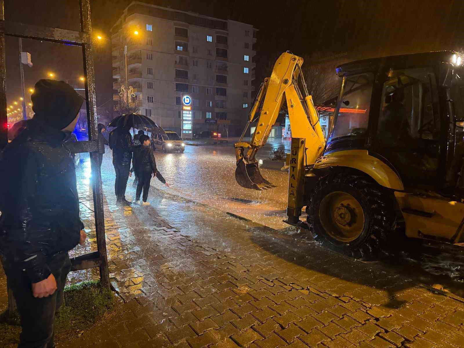 Siirt Valiliği: "Kurtalan’da sel ve taşkınlara 21 araç ve 59 personel ile müdahale edildi"
Siirt Valiliği: "Kurtalan’da sel ve taşkınlara 21 araç ve 59 personel ile müdahale edildi"