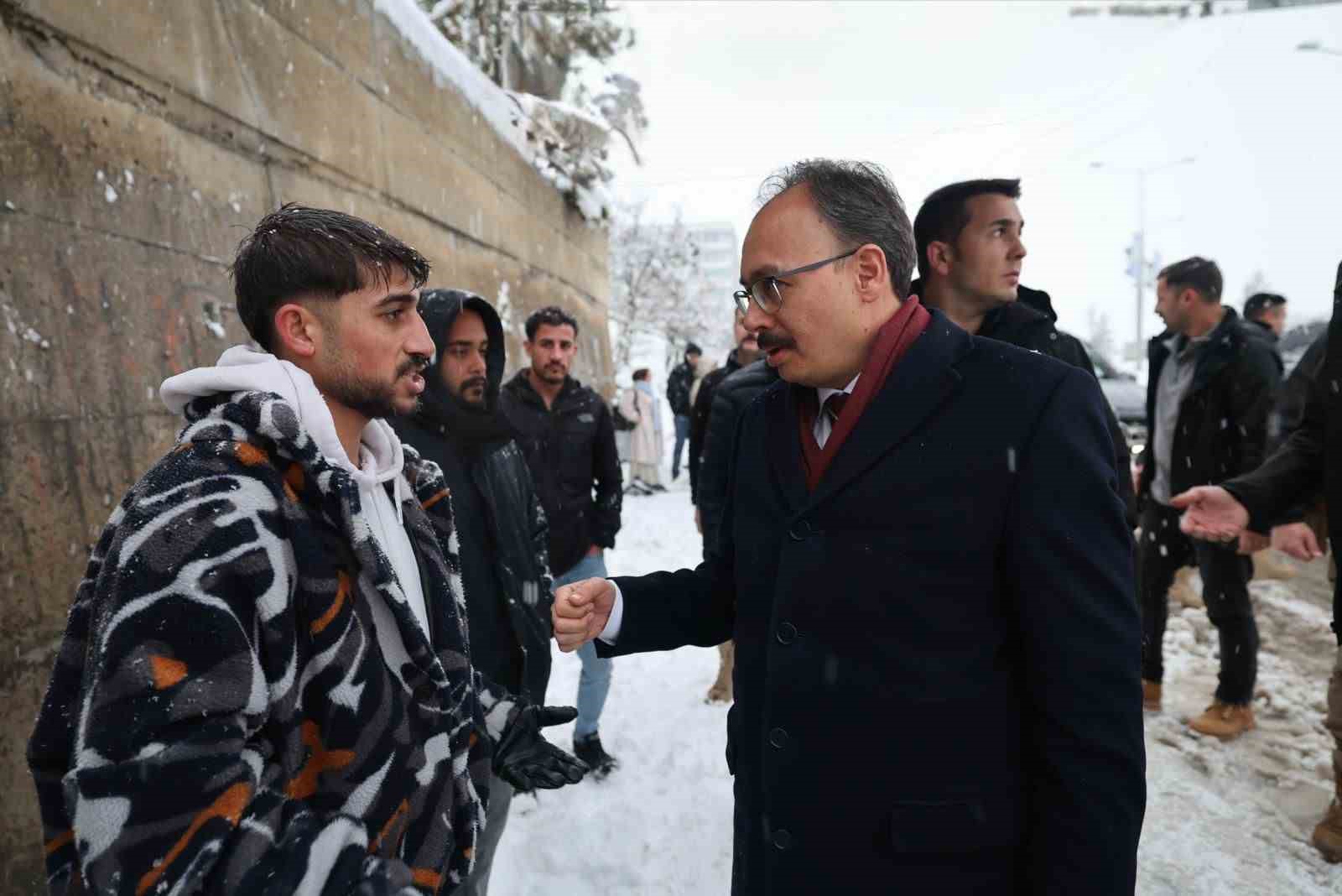 Siirt Valisi Kızılkaya, karla mücadele çalışmalarını yerinde inceledi
