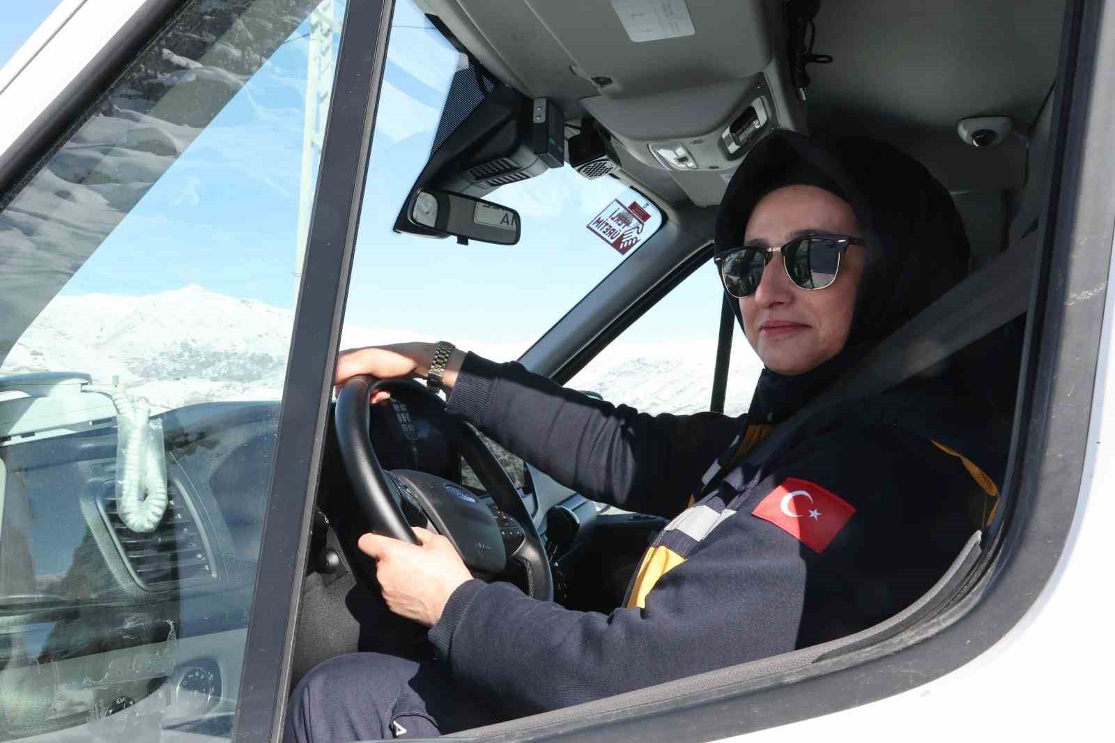 Siirt’in tek kadın ambulans şoförü zorlu coğrafyada hayat kurtarıyor
