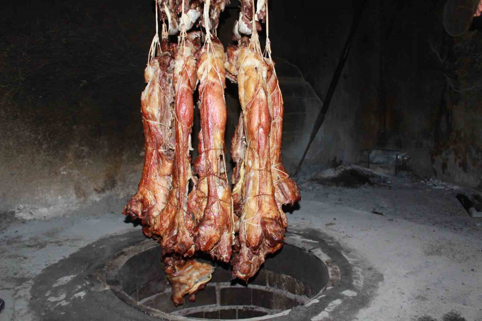 Siirt’in tescilli lezzeti büryan kebabı iftar sofrasının vazgeçilmezi oluyor
Siirt’in tescilli lezzeti büryan kebabı iftar sofrasının vazgeçilmezi oluyor