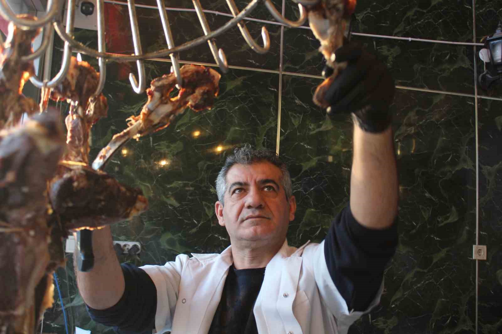 Siirt’in tescilli lezzeti büryan kebabı iftar sofrasının vazgeçilmezi oluyor
Siirt’in tescilli lezzeti büryan kebabı iftar sofrasının vazgeçilmezi oluyor