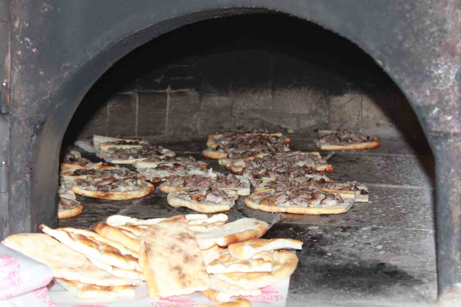 Siirt’in tescilli lezzeti büryan kebabı iftar sofrasının vazgeçilmezi oluyor
Siirt’in tescilli lezzeti büryan kebabı iftar sofrasının vazgeçilmezi oluyor