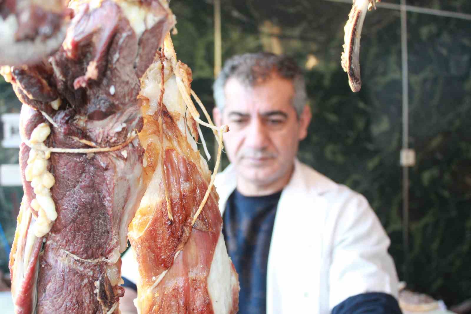 Siirt’in tescilli lezzeti büryan kebabı iftar sofrasının vazgeçilmezi oluyor
Siirt’in tescilli lezzeti büryan kebabı iftar sofrasının vazgeçilmezi oluyor