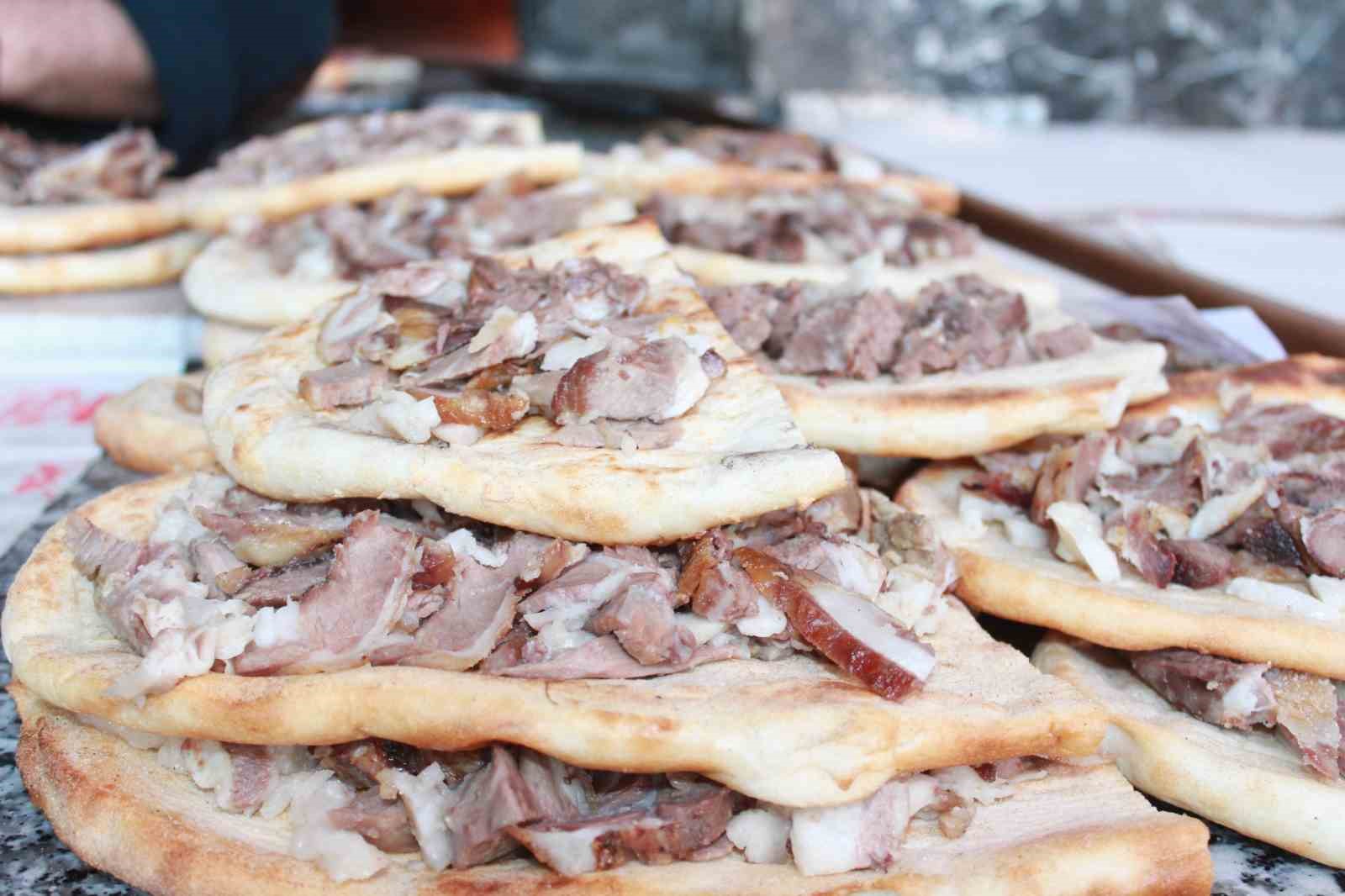 Siirt’in tescilli lezzeti büryan kebabı iftar sofrasının vazgeçilmezi oluyor
Siirt’in tescilli lezzeti büryan kebabı iftar sofrasının vazgeçilmezi oluyor
