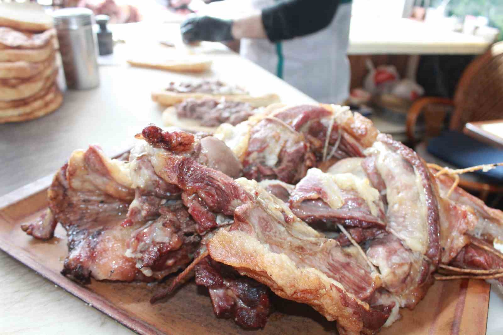 Siirt’in tescilli lezzeti büryan kebabı iftar sofrasının vazgeçilmezi oluyor
Siirt’in tescilli lezzeti büryan kebabı iftar sofrasının vazgeçilmezi oluyor