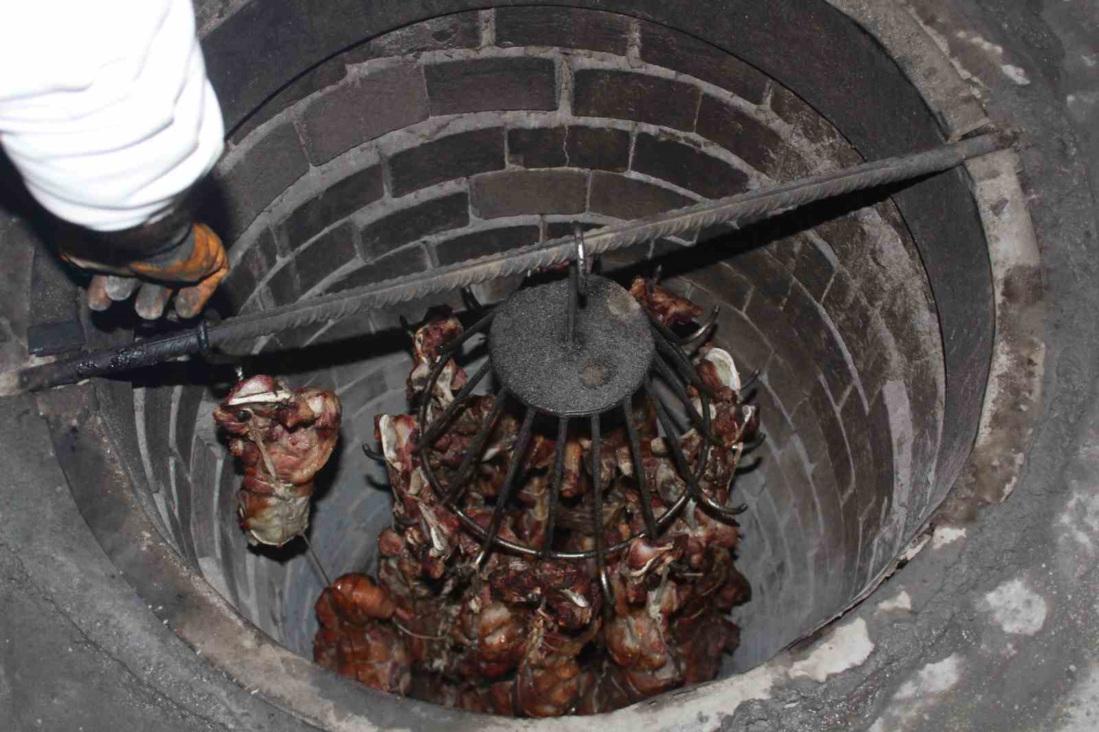 Siirt’in tescilli lezzeti büryan kebabı iftar sofrasının vazgeçilmezi oluyor
Siirt’in tescilli lezzeti büryan kebabı iftar sofrasının vazgeçilmezi oluyor