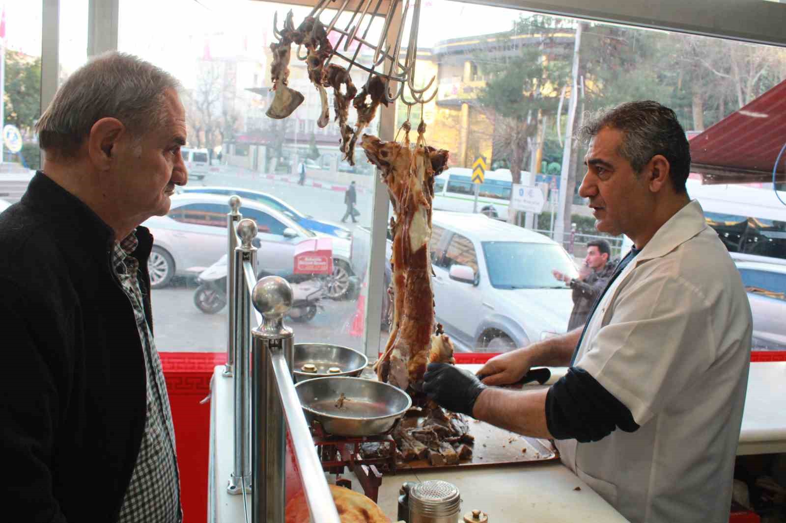 Siirt’in tescilli lezzeti büryan kebabı iftar sofrasının vazgeçilmezi oluyor
Siirt’in tescilli lezzeti büryan kebabı iftar sofrasının vazgeçilmezi oluyor