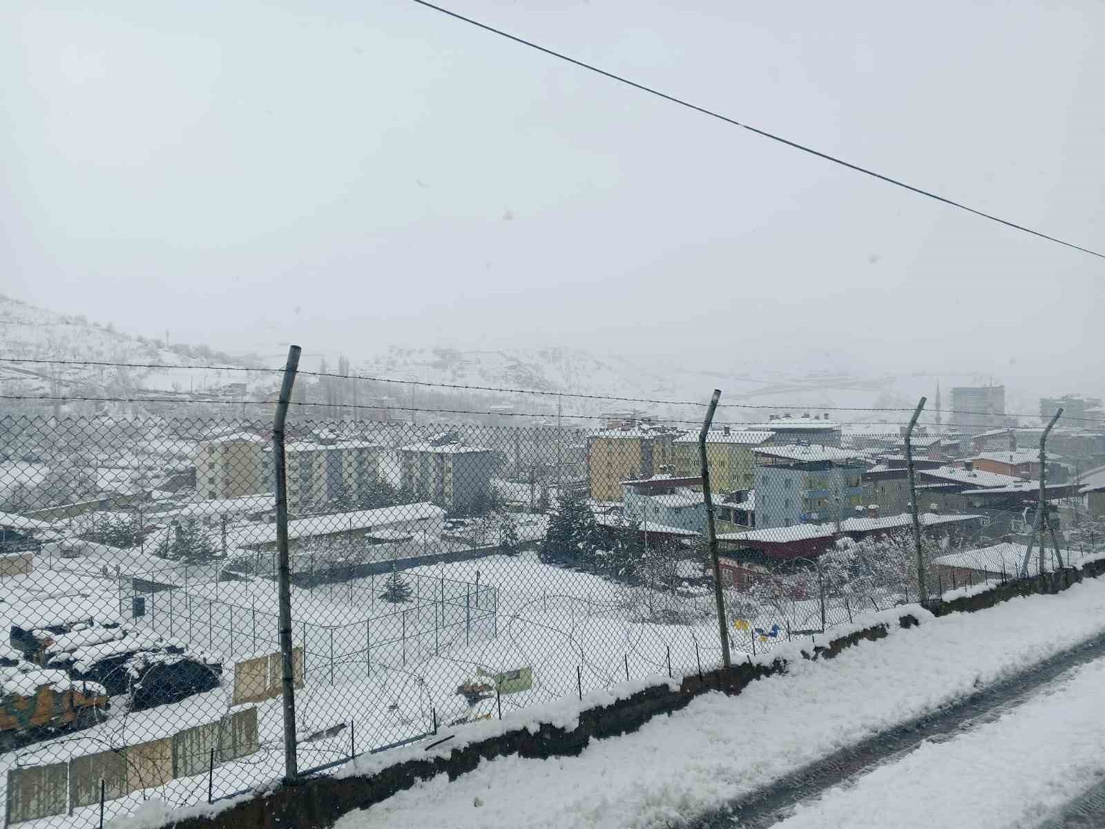 Siirt’te 3 ilçede eğitime kar engeli
