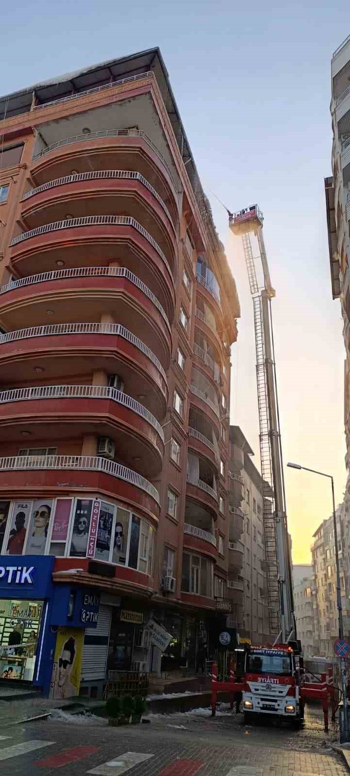 Siirt’te 40 metre yüksekliğe kadar ulaşabilen hidrolik merdiven hizmete alındı
Siirt’te 40 metre yüksekliğe kadar ulaşabilen hidrolik merdiven hizmete alındı