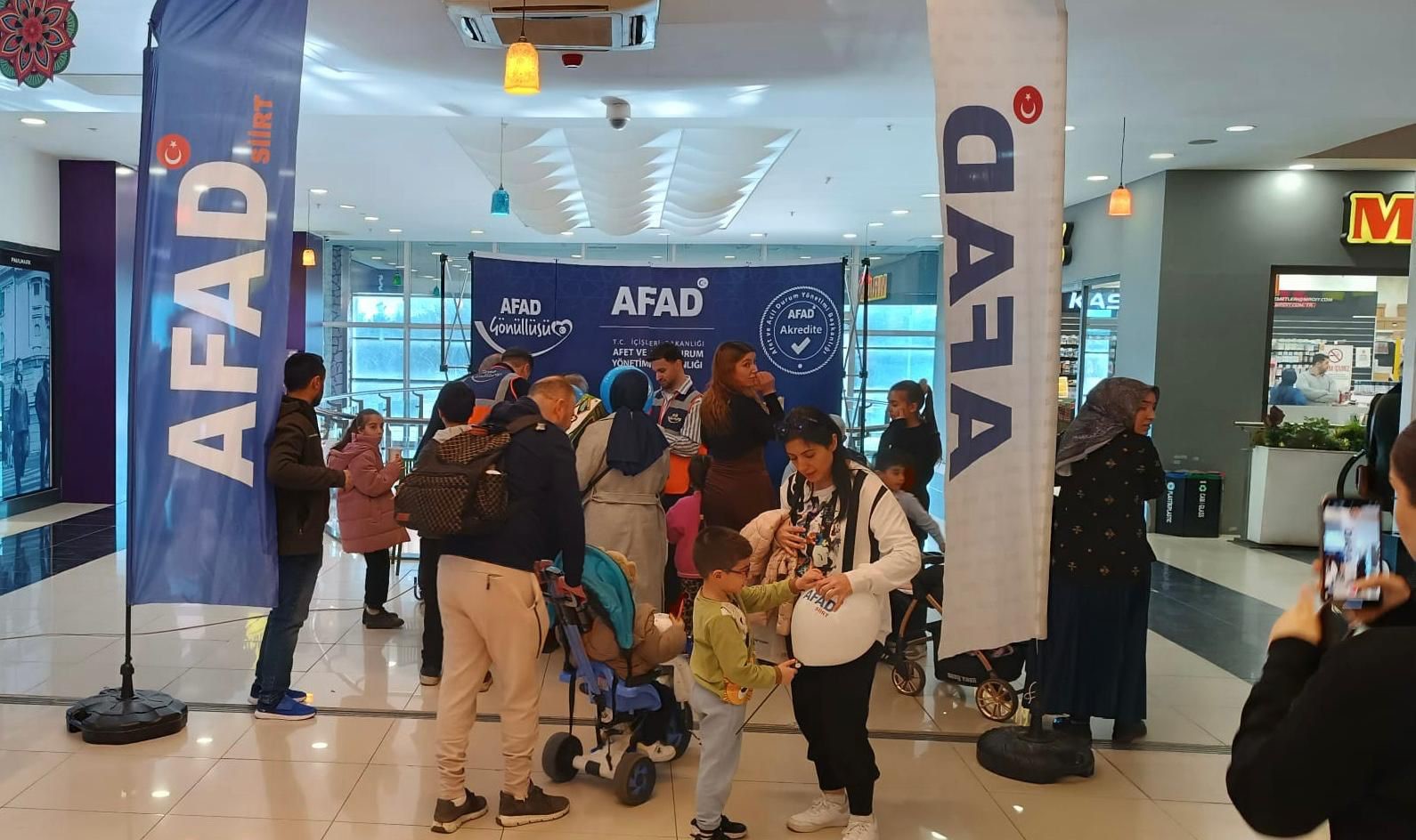 Siirt’te AFAD ekipleri Deprem Haftası’nda vatandaşları bilgilendirdi

