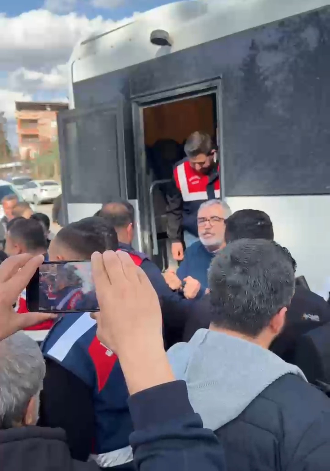 Siirt’te annesinin cenaze törenine katılan Fadıl Akgündüz ile ekipler arasında tartışma
