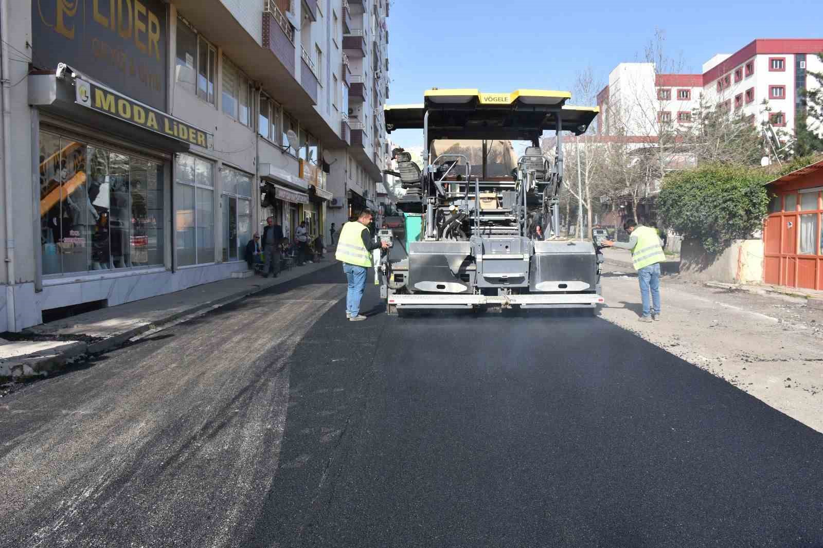 Siirt’te asfalt çalışmaları hız kesmeden devam ediyor

