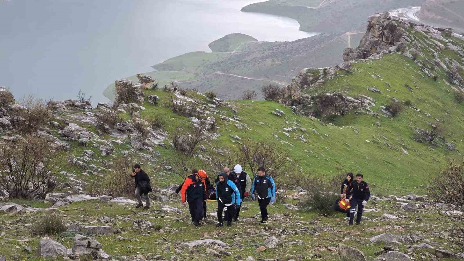 Siirt’te atıyla birlikte kayalıklara yuvarlanan genç ağır yaralandı
