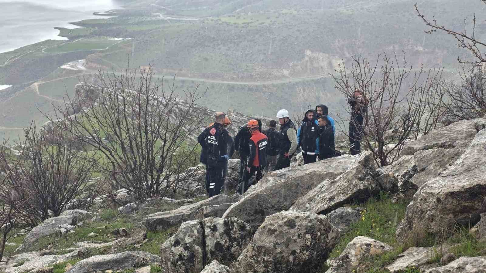 Siirt’te atıyla birlikte kayalıklara yuvarlanan genç ağır yaralandı
