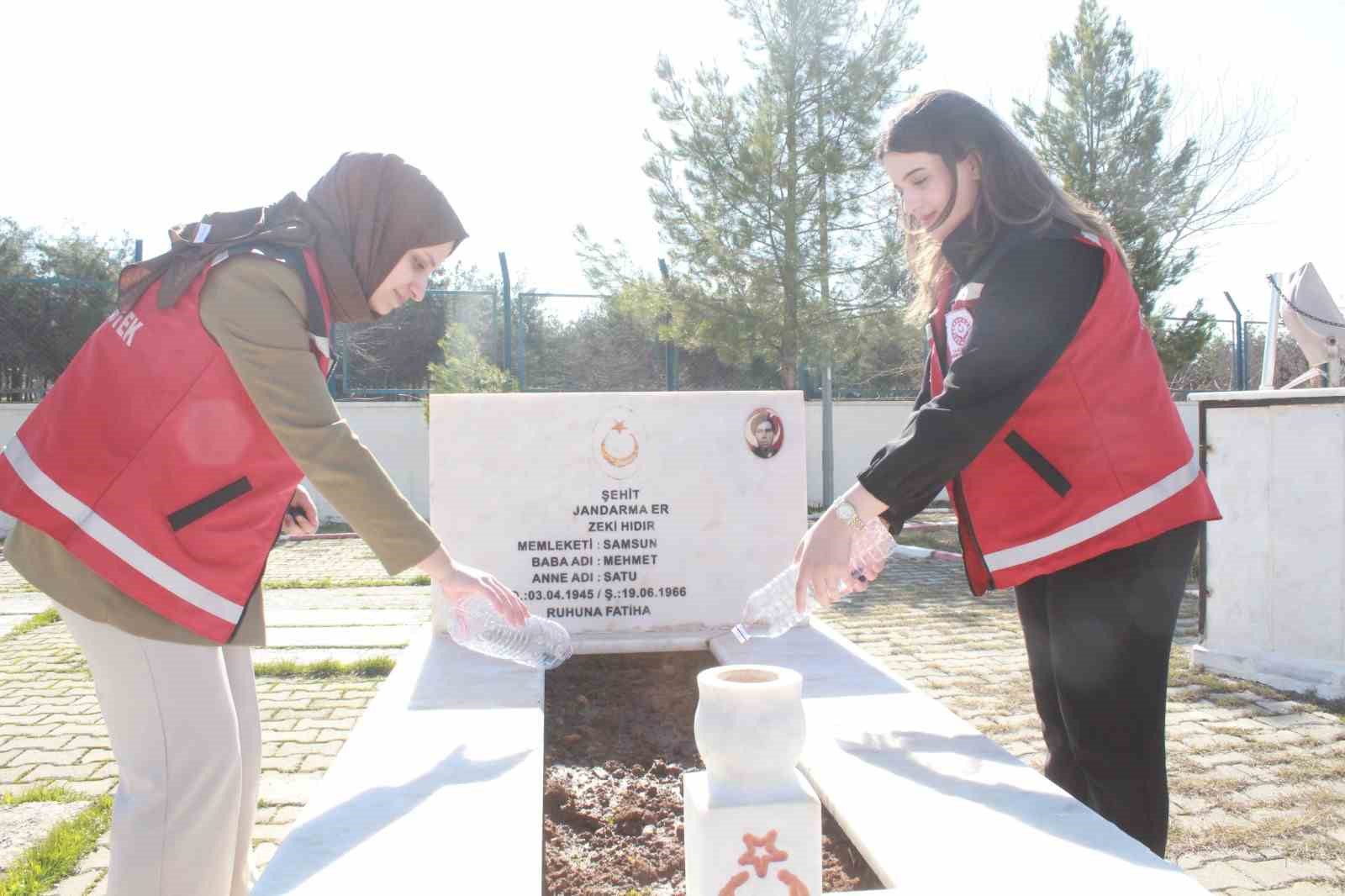 Siirt’te bayram öncesi şehitliklerde bakım, onarım ve temizlik seferberliği
