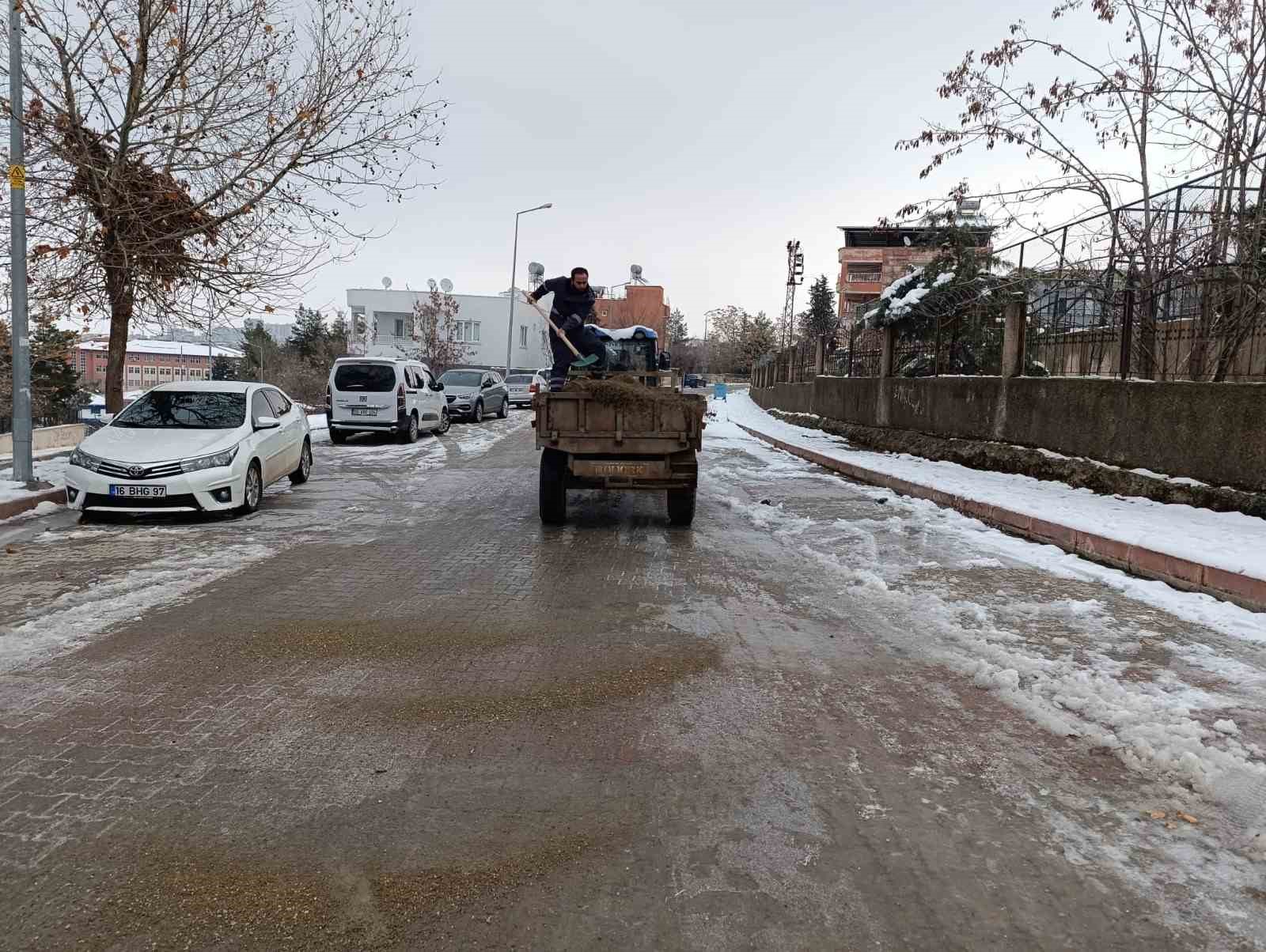 Siirt’te buzlanmaya karşı çalışmalar devam ediyor
