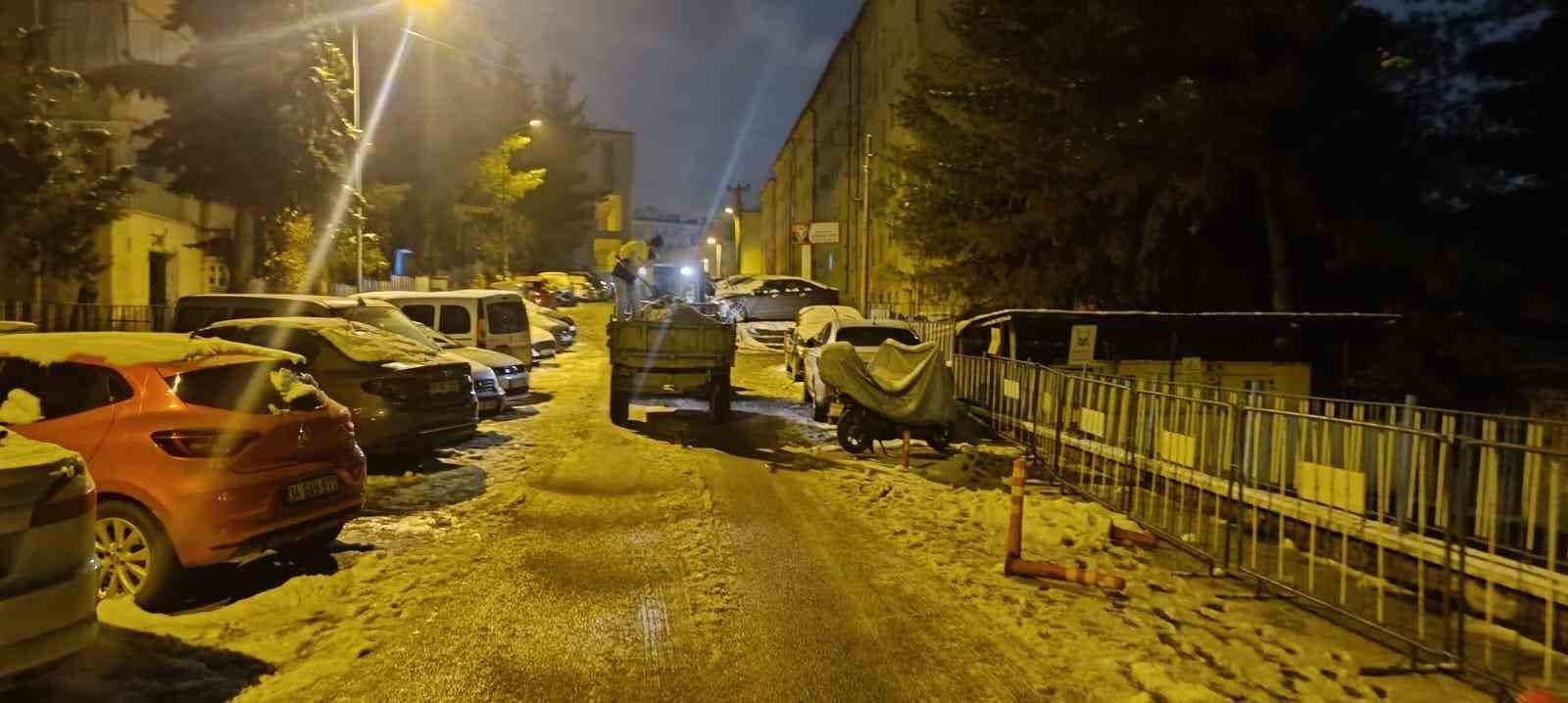 Siirt’te buzlanmaya karşı çalışmalar devam ediyor
