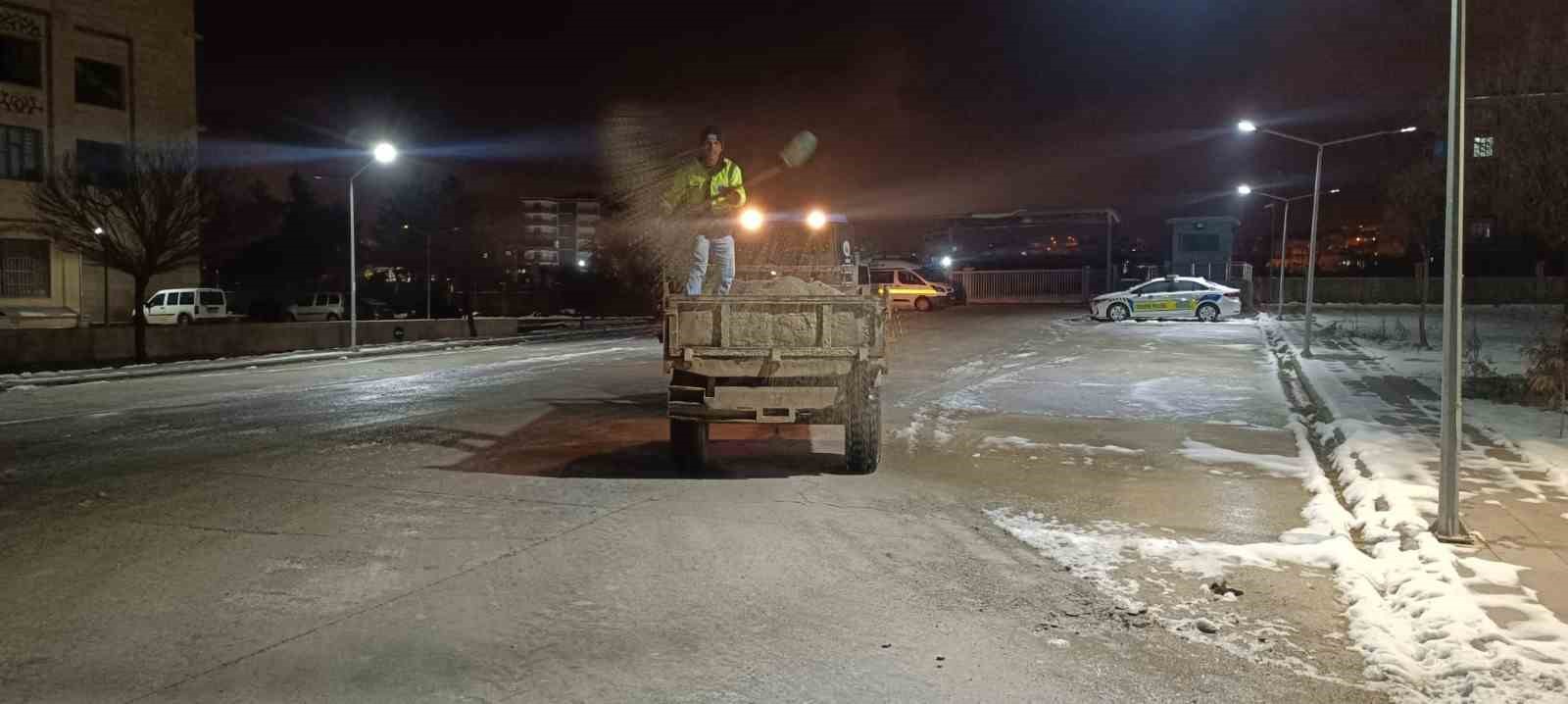 Siirt’te buzlanmaya karşı çalışmalar devam ediyor
