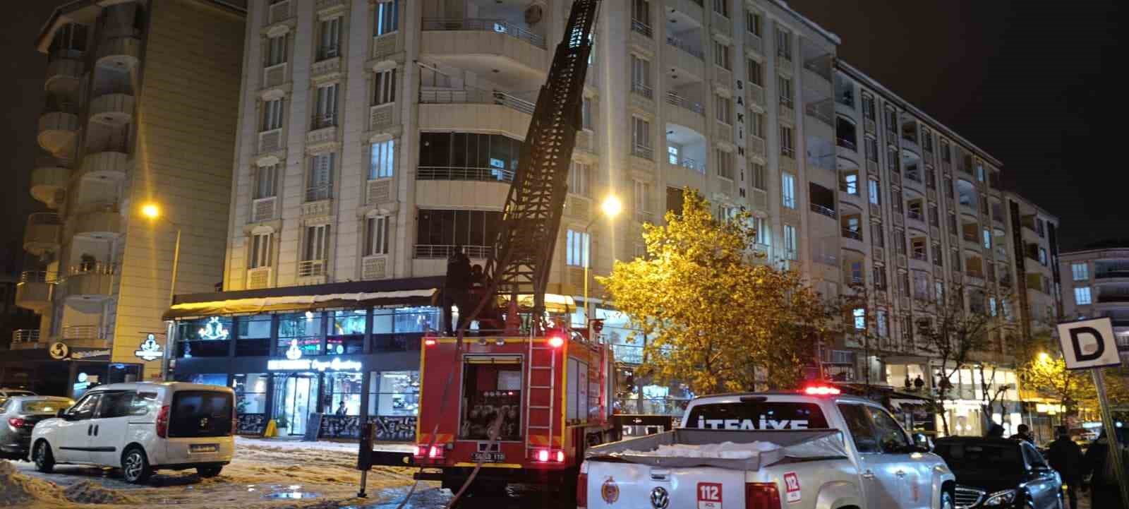 Siirt’te çatılardaki kat kütleleri itfaiye ekipleri tarafından temizlendi
