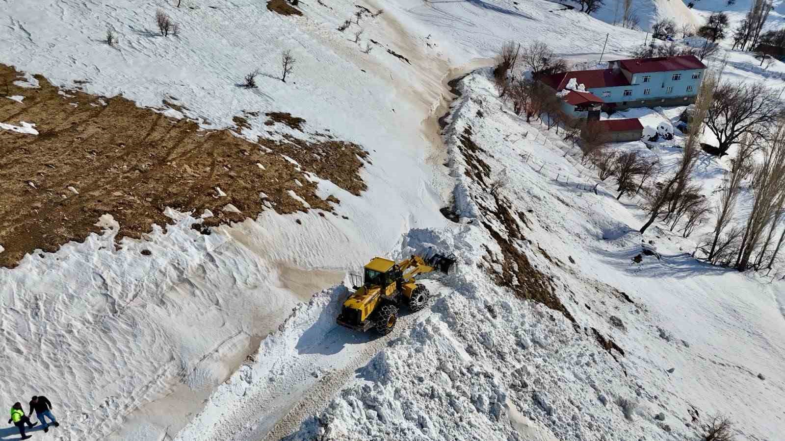 Siirt’te çığ düşen yol temizlendi
