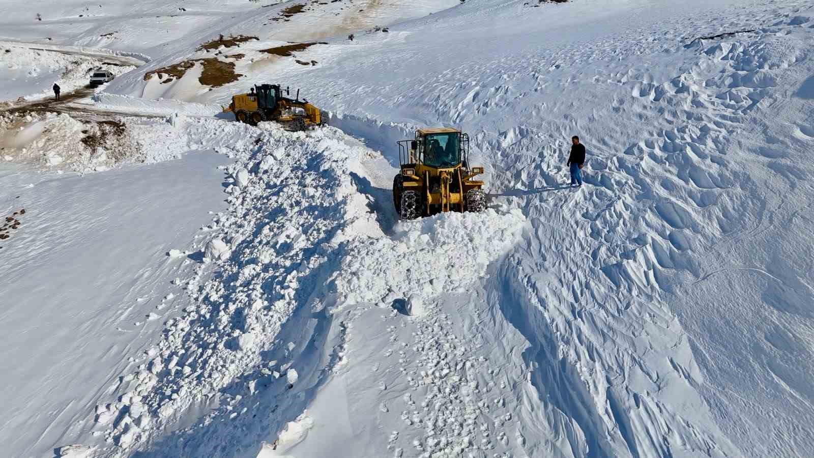Siirt’te çığ düşen yol temizlendi
