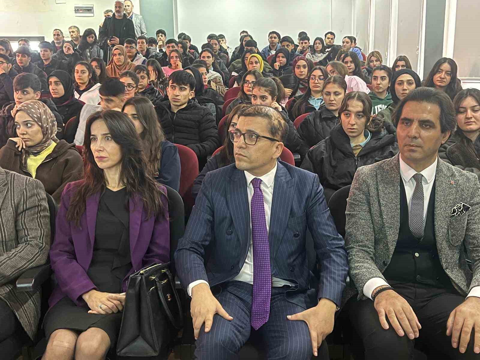 Siirt’te cumhuriyet savcıları lise öğrencilerini ‘dolandırıcılık’ konusunda bilgilendirdi

