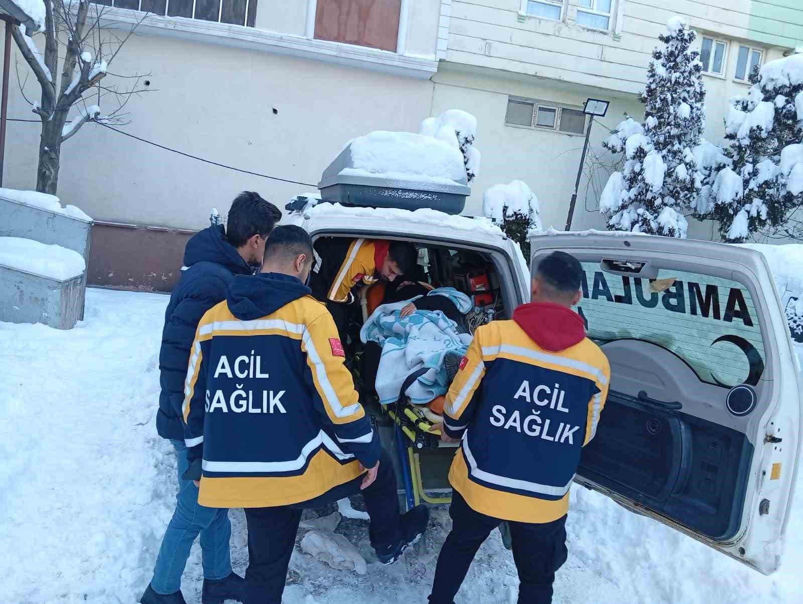 Siirt’te doğum sancısı tutan hasta, 5 saatlik çalışmayla hastaneye ulaştırıldı
