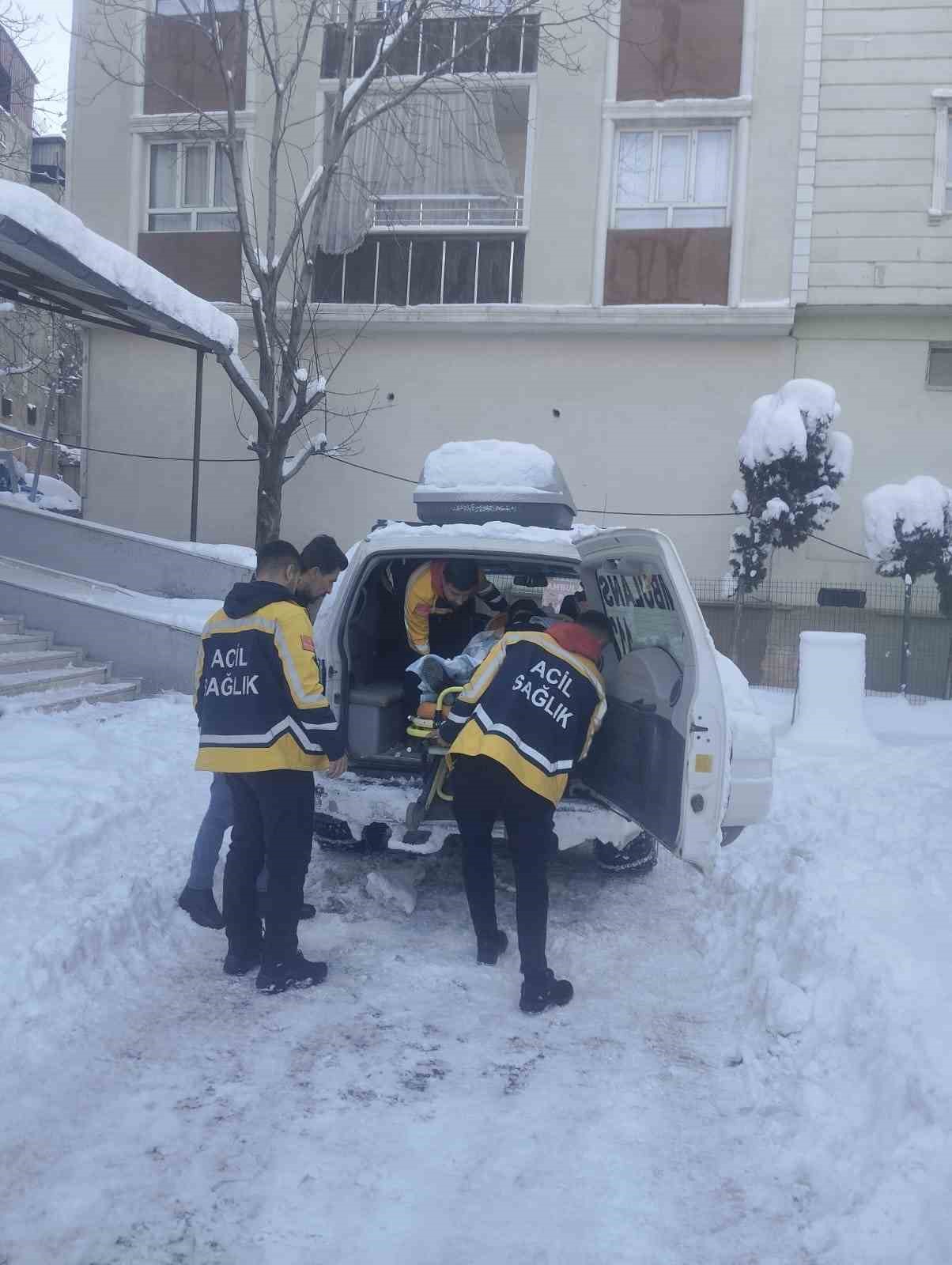 Siirt’te doğum sancısı tutan hasta, 5 saatlik çalışmayla hastaneye ulaştırıldı
