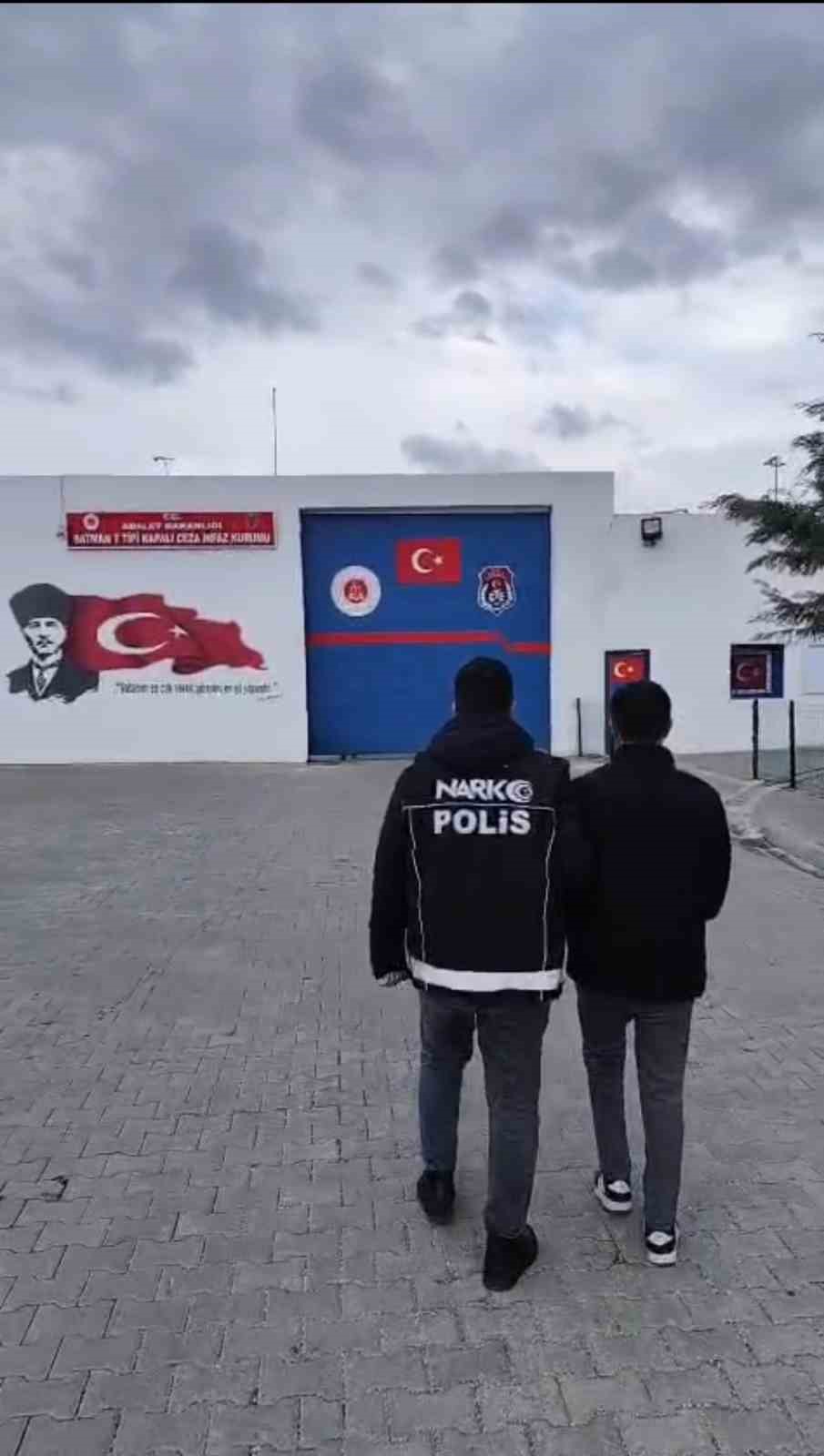 Siirt’te durdurulan araçta 13 kilo kubar esrar ele geçirildi: 1 tutuklama
